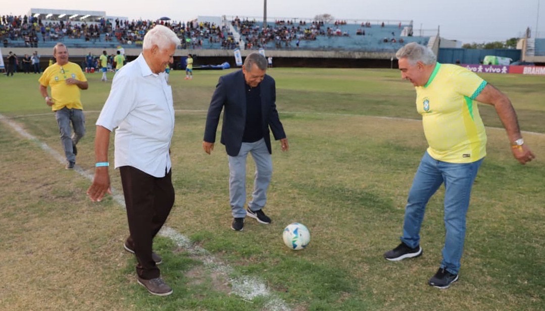 Amistoso histórico entre Seleção Brasileira Sub-15 e a de Ouro do Tocantins movimentou Palmas com presença de Laurez e prefeito Eduardo 