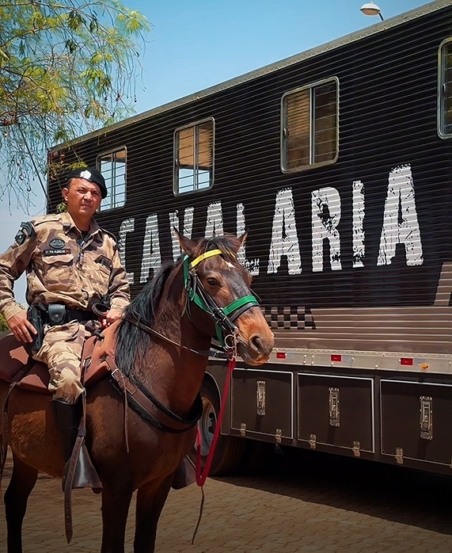 Cavalaria da PM recebe moderno caminhão para transporte de cavalos e agradece a Eduardo Gomes 