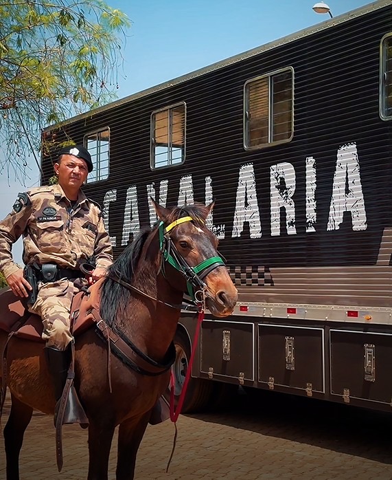 Cavalaria da PM recebe moderno caminhão para transporte de cavalos e agradece a Eduardo Gomes 