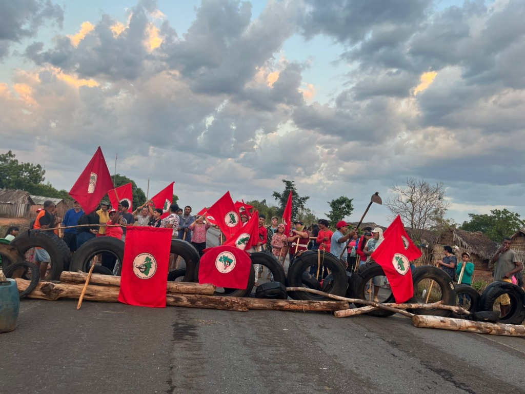 Famílias bloqueiam rodovia no Tocantins e acusam Incra de descaso