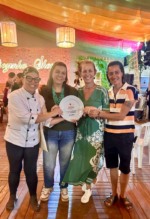 A proprietária do Bistrô, kenia e a chefe Vivi, além da proprietária do Espaço Papiro, Mirían, que participou da elaboração do prato, comemoram o 1 lugar no FGT