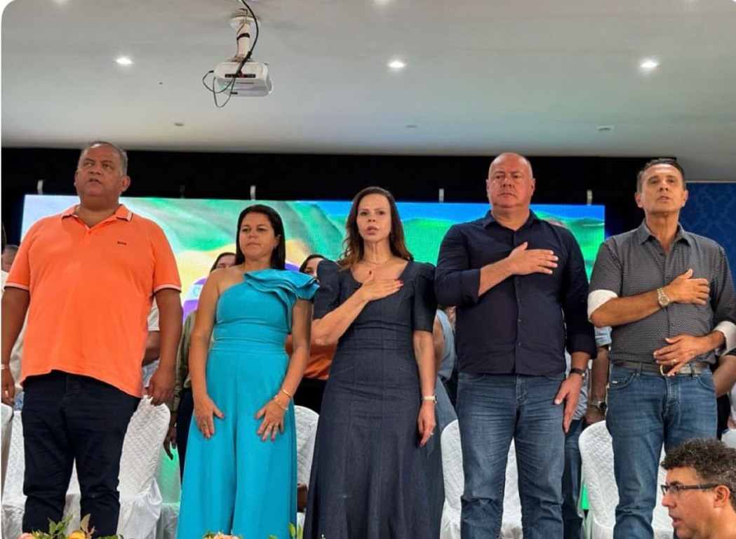 Dorinha, Gaguim e Eduardo Gomes são recebidos por dezenas de prefeitos em evento em Divinópolis e agitam clima político Dorinha, Gaguim e Eduardo Gomes são recebidos por dezenas de prefeitos em evento em Divinópolis e agitam clima político