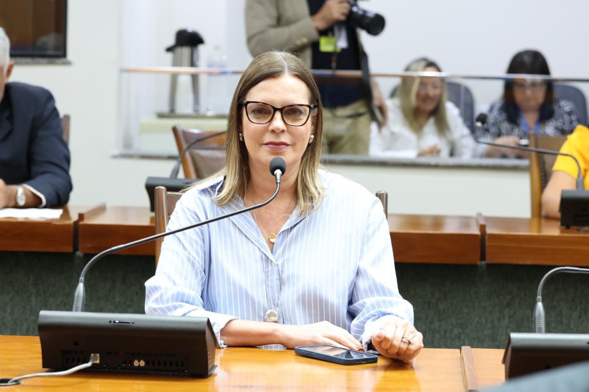 Claudia Lelis apresenta PL para garantir tratamento odontológico a mulheres vítimas de violência doméstica
