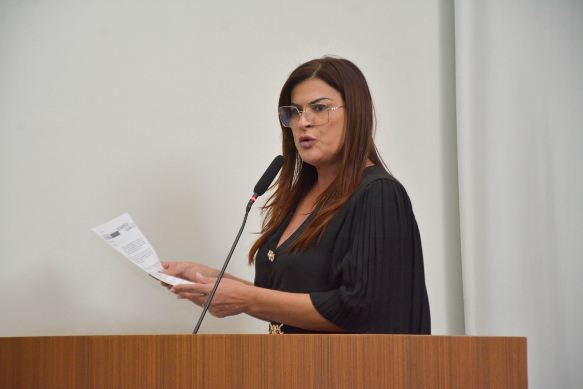 Karina Café protocola requerimento para reforço de Brigada Municipal de Combate a Incêndios Florestais em Palmas