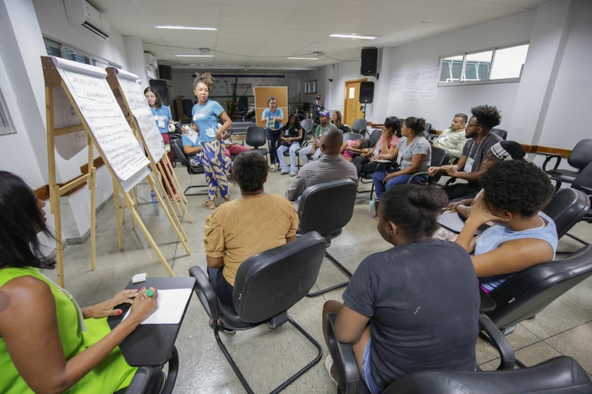 Explicação técnica acessível: equipe da Semarh trabalha cálculos e repartição de benefícios com exemplos e analogias - Foto: Dirceu Melo