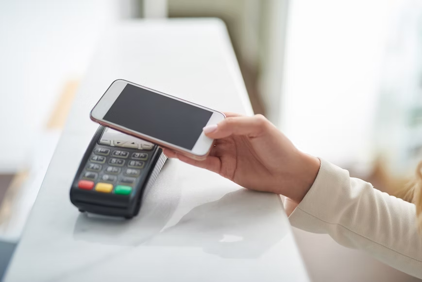 Pagar por aproximação é rápido e seguro: conheça os benefícios