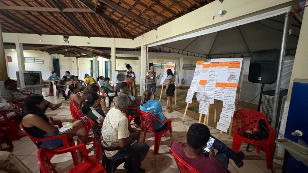 Participantes em roda de diálogo na comunidade Cocalinho debatem escassez de chuvas, restauração de nascentes e repartição de benefícios do JREDD+