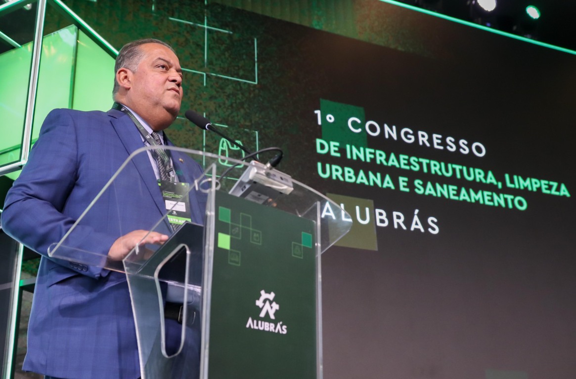 Vice-presidente do Senado, Eduardo Gomes destaca papel estratégico da cooperação durante palestra em congresso de saneamento