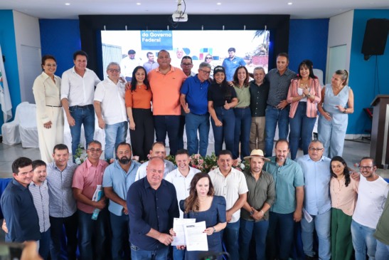 Evento com mais de 20 prefeitos é marcado por gestos políticos; Dorinha defende emendas e diz que bancada chega a mandar R$ 1 bi por ano para o TO