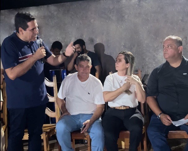 O anúncio foi feito ao lado de lideranças políticas e do senador Eduardo Gomes - Foto: Rafael Braúna