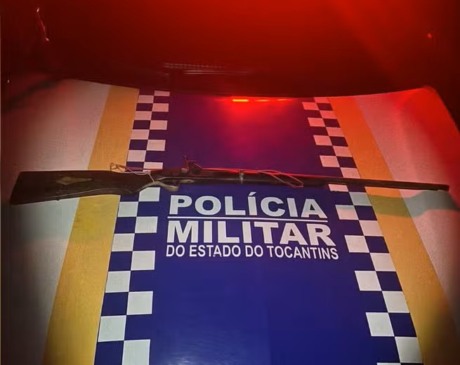 PM apreende espingarda após homem ser assassinado na zora rural de Palmeirante — Foto: Polícia Militar do Tocantins/Divulgação
