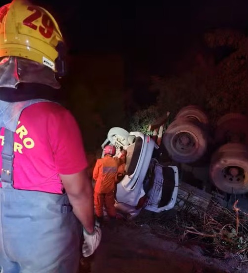 Segundo os Bombeiros, três crianças e dois motoristas foram levados ao hospital. — Foto: Corpo de Bombeiros/ Divulgação
