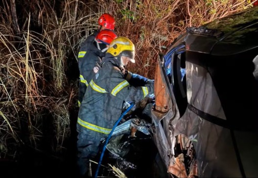 
O acidente aconteceu quando os carros, que seguiam em sentidos contrários. — Foto: Corpo de Bombeiros/Divulgação