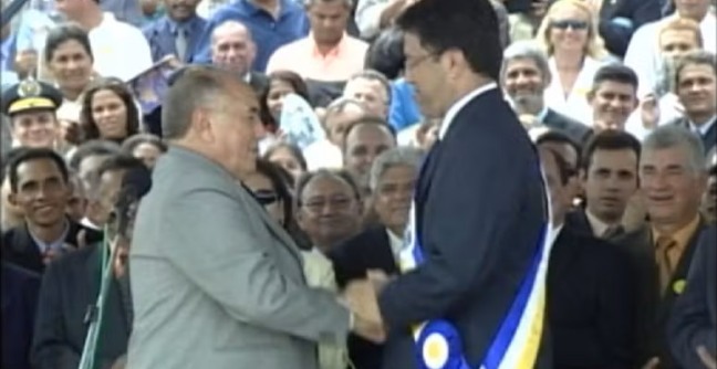 Siqueira Campos passou a faixa para Marcelo Miranda — Foto: Reprodução/TV Anhanguera