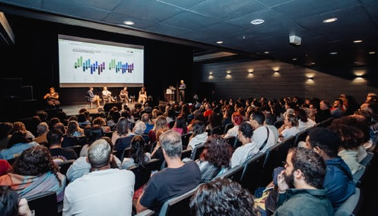 Público acompanha a apresentação dos dados da pesquisa Cultura nas Capitais, em São Paulo - Crédito: Luis Benedito/Fundação Itaú