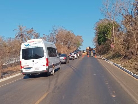 TO-080 é parcialmente interditada após caminhão tombar na pista — Foto: Divulgação/PMTO