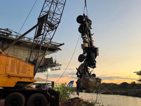 Momento em que caminhão foi retirado do fundo do rio Tocantins — Foto: Elias Junior/Arquivo Pessoal