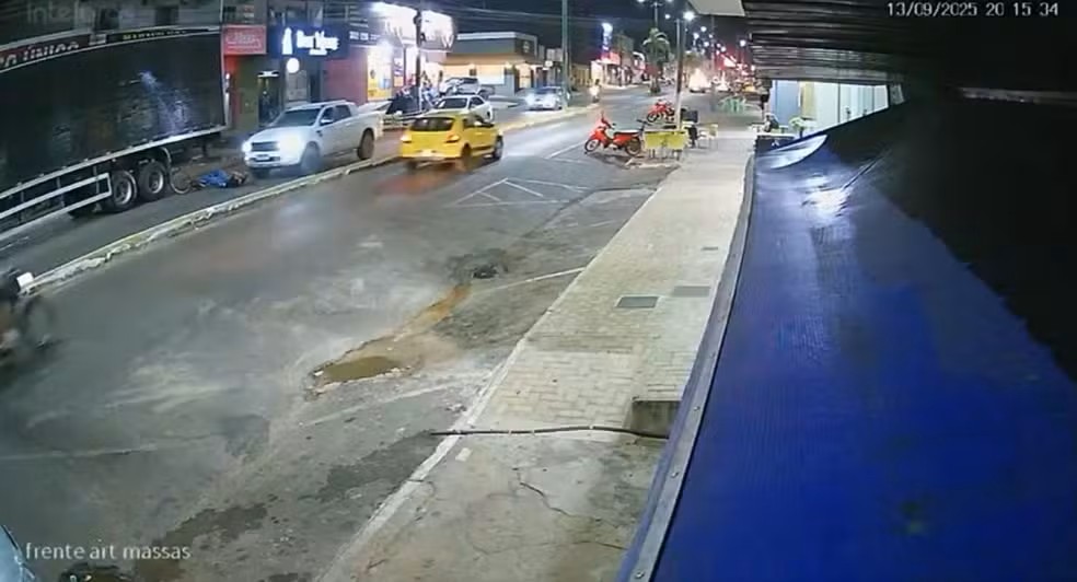 Acidente aconteceu na Avenida Bernardo Sayão, em Paraíso do Tocantins — Foto: Reprodução/Câmera de Segurança Acidente aconteceu na Avenida Bernardo Sayão, em Paraíso do Tocantins — Foto: Reprodução/Câmera de Segurança