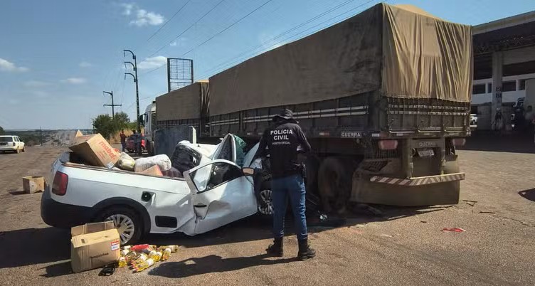 Situação da picape após bater em caminhão — Foto: Marina Venturoli/TV Anhanguera