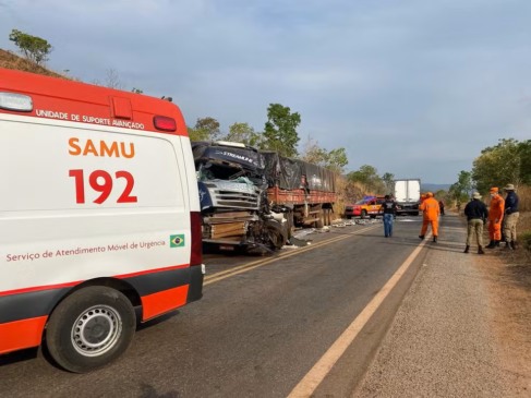 Acidente entre caminhões na TO-010 — Foto: Matheus Dias/TV Anhanguera