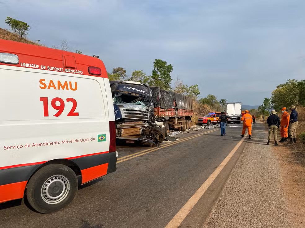 Acidente entre caminhões na TO-010 — Foto: Matheus Dias/TV Anhanguera