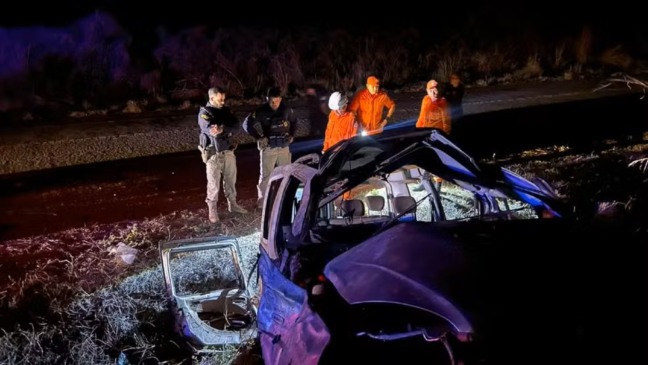 Vítimas foram arremessadas de veículo que capotou na BR-153, no norte do Tocantins — Foto: Divulgação/Bombeiros