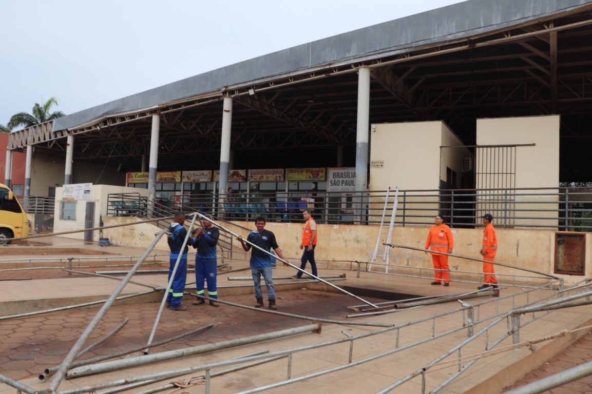 Porto: Prefeitura instala tendas e promete licitação para obra na rodoviária para os próximos dias