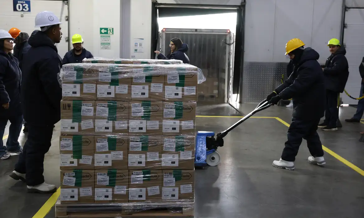 Primeiro lote do trastuzumabe entansina para o tratamento do câncer de mama no Brasil - Foto: Rovena Rosa/Agência Brasil Primeiro lote do trastuzumabe entansina para o tratamento do câncer de mama no Brasil - Foto: Rovena Rosa/Agência Brasil