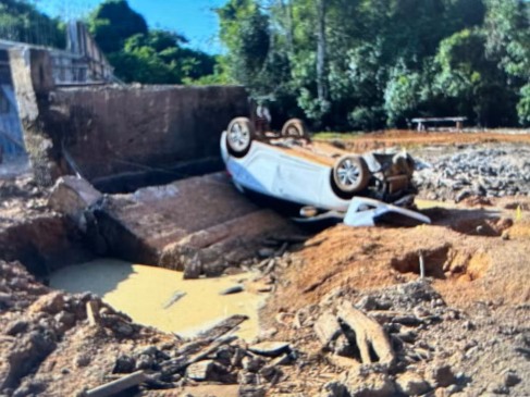 Situação do veículo após acidente em Caseara — Foto: Divulgação/Polícia Civil