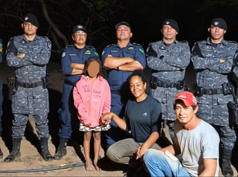 A criança, que apresentava apenas arranhões leves, foi entregue em segurança à sua família — Foto: Divulgação/PMTO