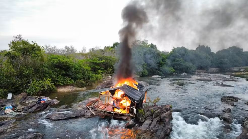 Balsa é destruída durante operação da PM no rio Manoel Alves em Almas — Foto: Ascom BPMA/Divulgação