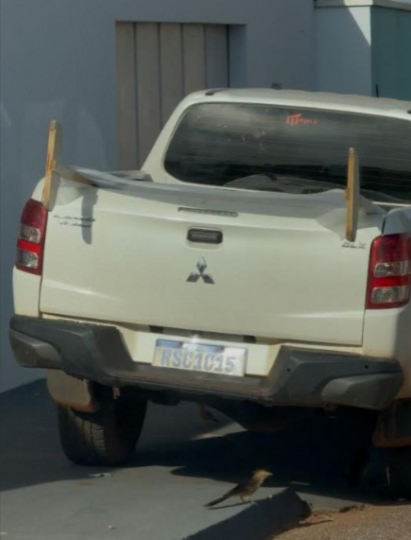 Caminhonete da prefeitura estacionada na porta da casa de um secretário municipal - Foto: Divulgação
