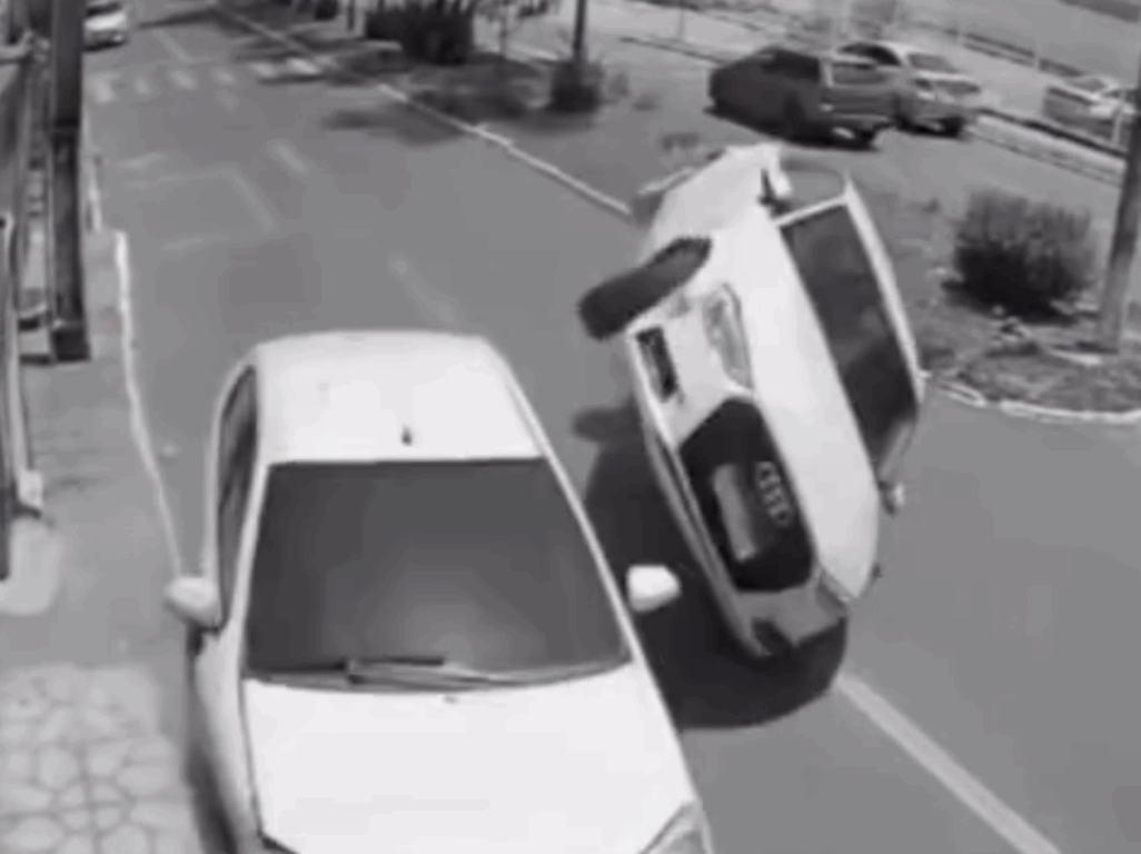 Carro capota após colisão e causa susto em avenida movimentada no TO; VÍDEO