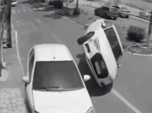 Carro capota após colisão e causa susto em avenida movimentada no TO; VÍDEO