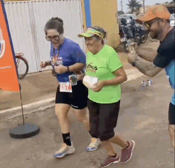 Aos 74 anos, dona Ivanete Alencar emociona ao concluir corrida de 7 km no interior do TO; VÍDEO