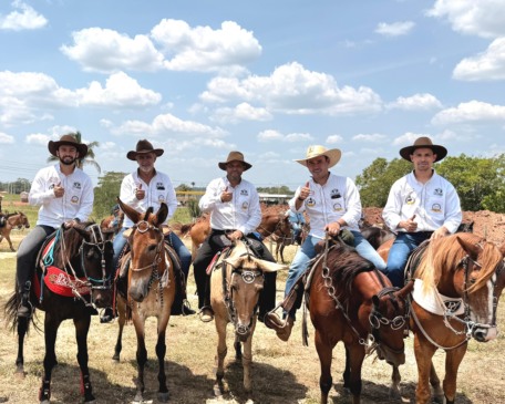 Amélio Cayres celebra tradição sertaneja na Cavalgada de abertura da Expoagra 2025