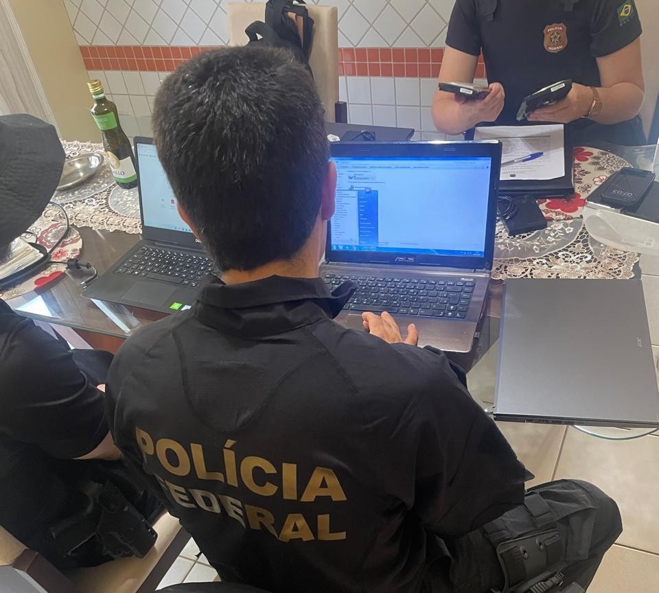 Agentes da PF durante cumprimento de mandado — Foto: PF/Divulgação
