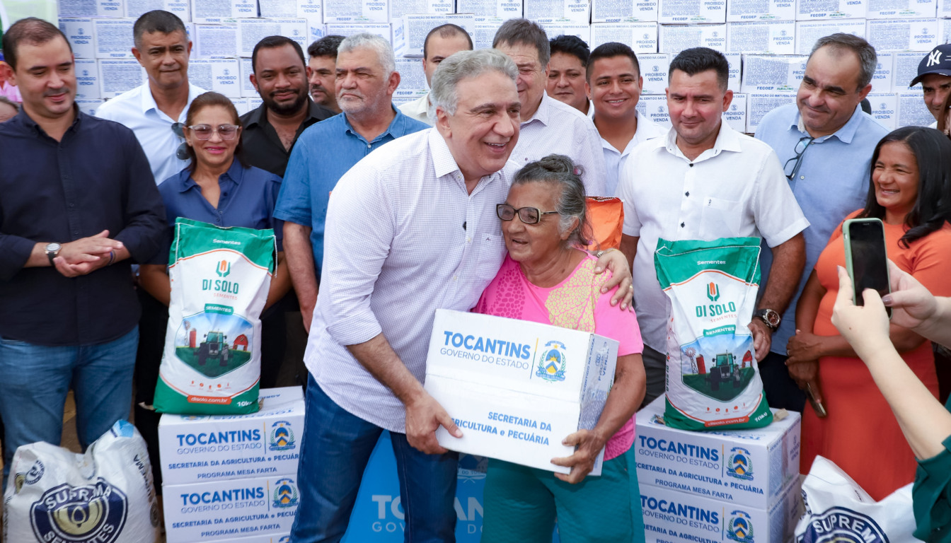 Governador Laurez Moreira entrega kits com sementes para fomentar a produção da agricultura familiar na região do Bico do Papagaio - Foto: Márcio Vieira/Governo do Tocantins