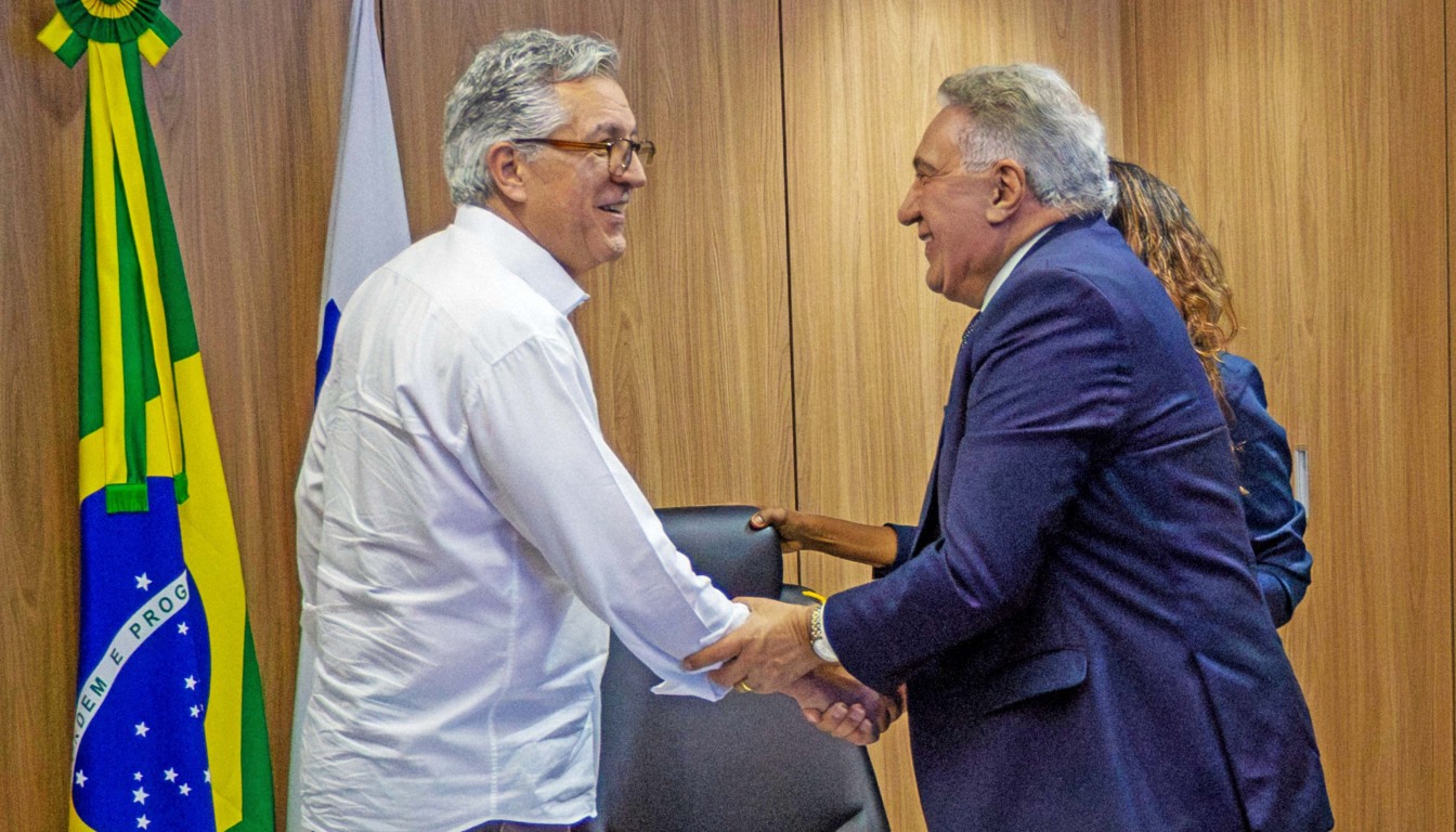 Governador Laurez Moreira cumprimenta o ministro da Saúde, Alexandre Padilha, durante reunião em Brasília para tratar de avanços no projeto do Hospital Universitário de Palmas e do fortalecimento da rede pública de saúde no Estado - Foto: João Risi/Ministério da Saúde Governador Laurez Moreira cumprimenta o ministro da Saúde, Alexandre Padilha, durante reunião em Brasília para tratar de avanços no projeto do Hospital Universitário de Palmas e do fortalecimento da rede pública de saúde no Estado - Foto: João Risi/Ministério da Saúde