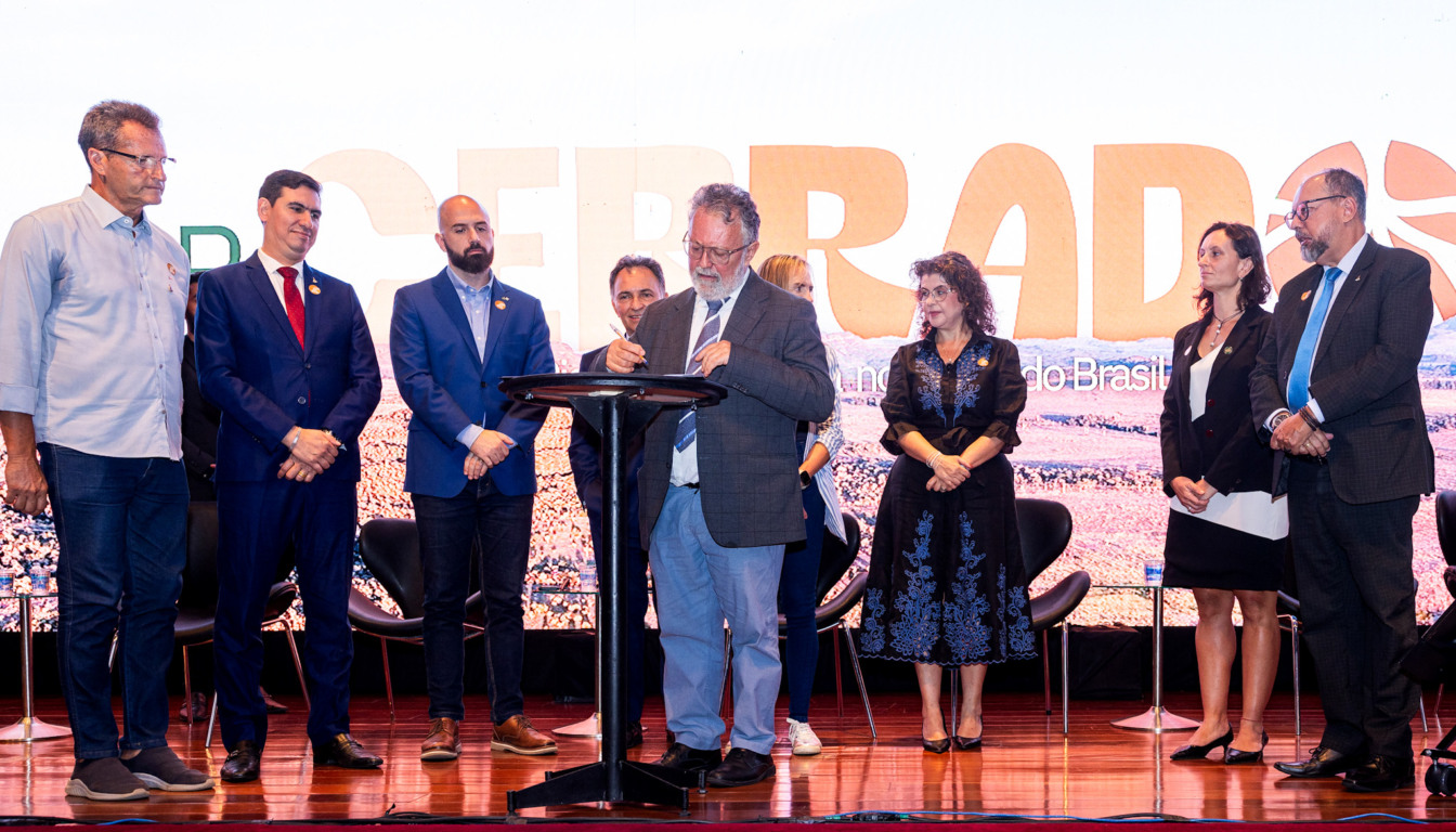 O secretário de Estado do Meio Ambiente e Recursos Hídricos, Divaldo Rezende, representando o governador Laurez Moreira, assinou a Carta do Cerrado, documento que propõe a inclusão do bioma na agenda climática internacional - Foto: Vinícius Santa Rosa/Governo do Tocantins
