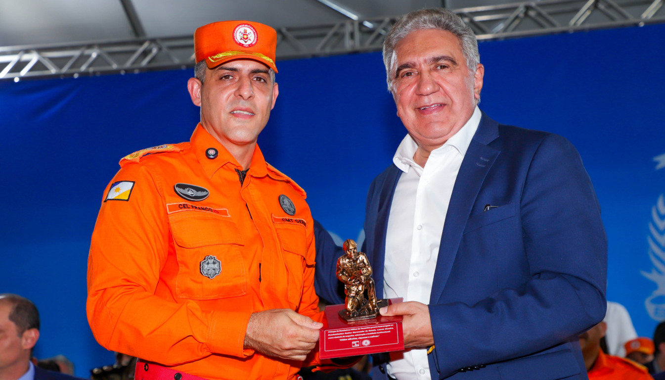  Governador Laurez Moreira recebeu homenagem do comandante-geral do Corpo de Bombeiros, coronel Thiago Franco Santana - Foto: Ademir dos Anjos/Governo do Tocantins
