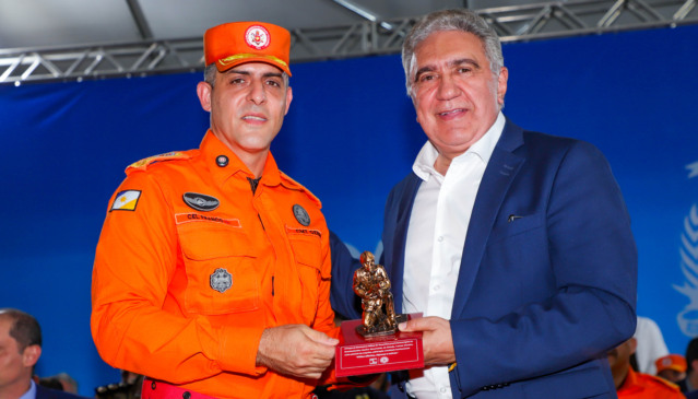 Governador Laurez Moreira recebeu homenagem do comandante-geral do Corpo de Bombeiros, coronel Thiago Franco Santana - Foto: Ademir dos Anjos/Governo do Tocantins