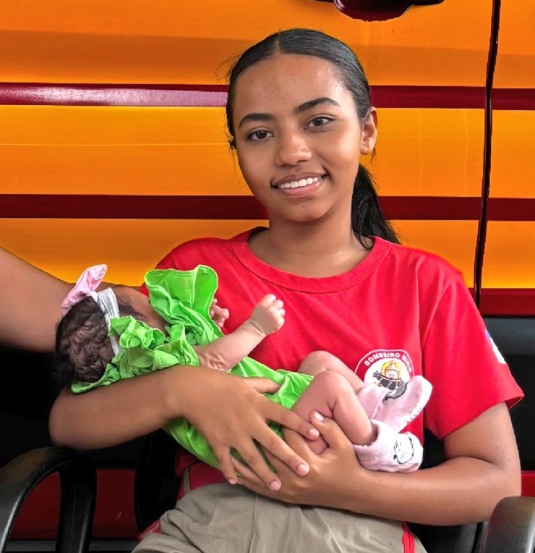 Aluna de 13 anos salva irmã recém-nascida engasgada com leite usando técnica aprendida em programa dos Bombeiros