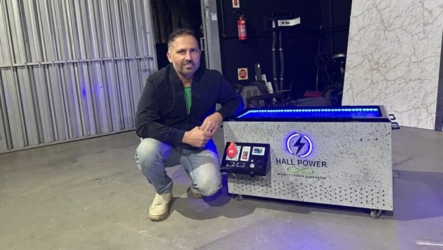 Hall dos Reis mostra o projeto piloto do sistema de geração de energia que criou - Foto: Estela Benetti