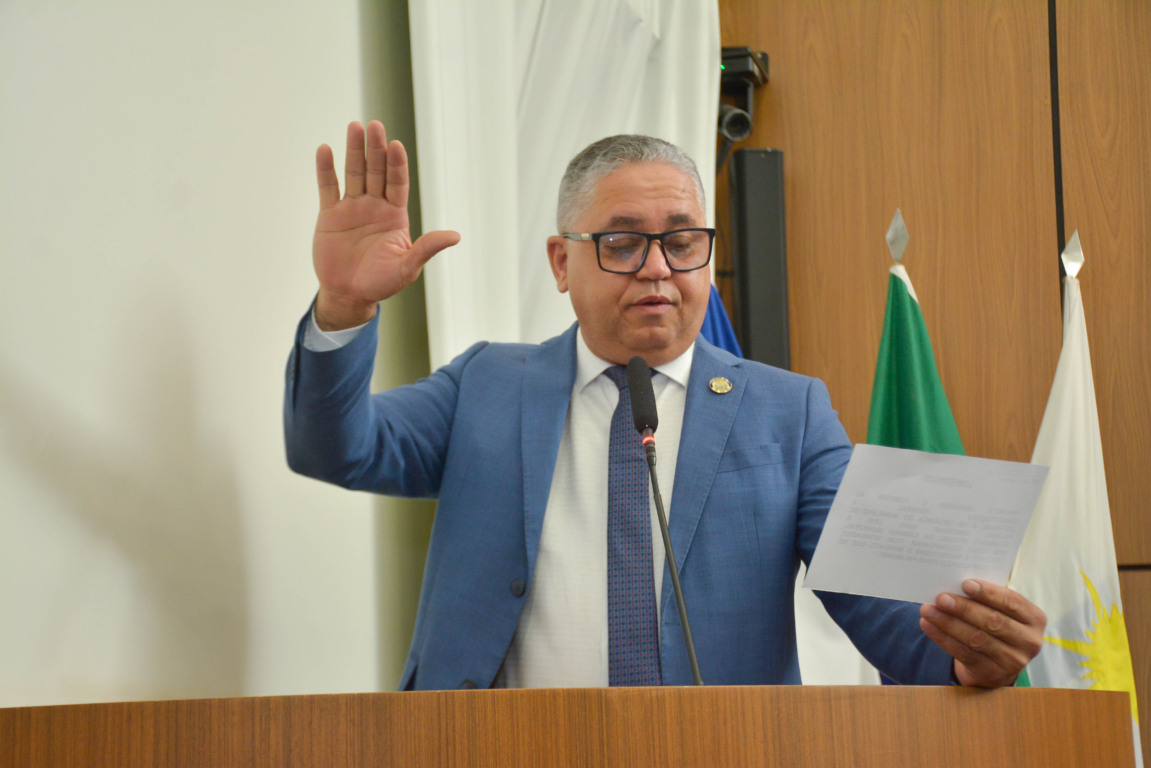 Eudes volta á Câmara com homenagem a Siqueira e acena: “vou continuar sendo um homem de diálogo”