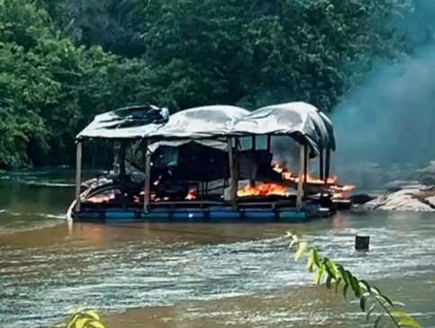 Balsa clandestina usada em garimpo foi destruída pela polícia — Foto: PM/Divulgação