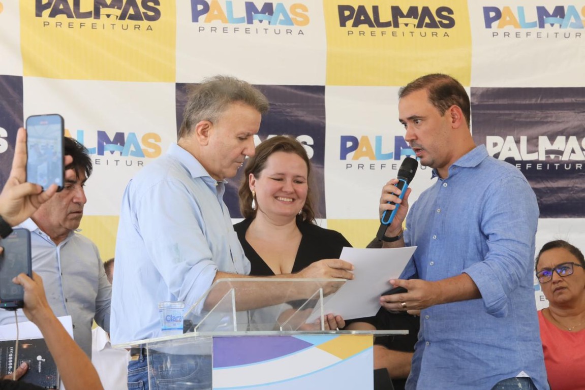 Deputado federal Vicentinho Júnior, o prefeito de Palmas, Eduardo Siqueira Campos e a secretária municipal de Saúde, Dhieine Caminski, reforçam a parceria entre a gestão municipal e a bancada federal tocantinense - Foto: Divulgação/Ascom Vicentinho Júnior Deputado federal Vicentinho Júnior, o prefeito de Palmas, Eduardo Siqueira Campos e a secretária municipal de Saúde, Dhieine Caminski, reforçam a parceria entre a gestão municipal e a bancada federal tocantinense - Foto: Divulgação/Ascom Vicentinho Júnior