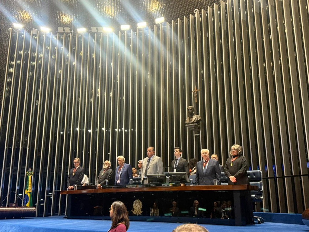 Ao lado de Ogari Pacheco, Gomes preside sessão pelos 100 anos da Academia de Ciências Farmacêuticas e reconhece: “fez da ciência não um privilégio, mas um serviço”