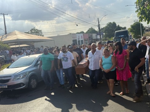 Moradores se despedem de Antônio do Bar com homenagens e reconhecimento; Multidão acompanha cortejo sob forte comoção