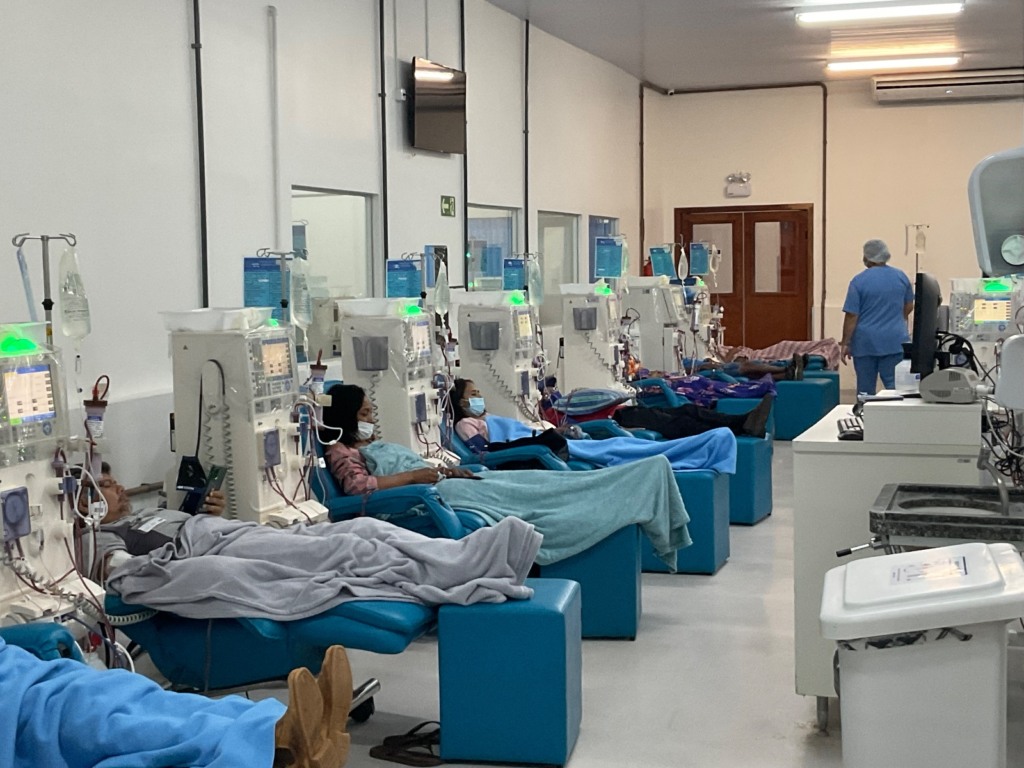 Pacientes e profissionais da Fundação Pró-Rim durante sessão de hemodiálise na unidade de Palmas Pacientes e profissionais da Fundação Pró-Rim durante sessão de hemodiálise na unidade de Palmas
